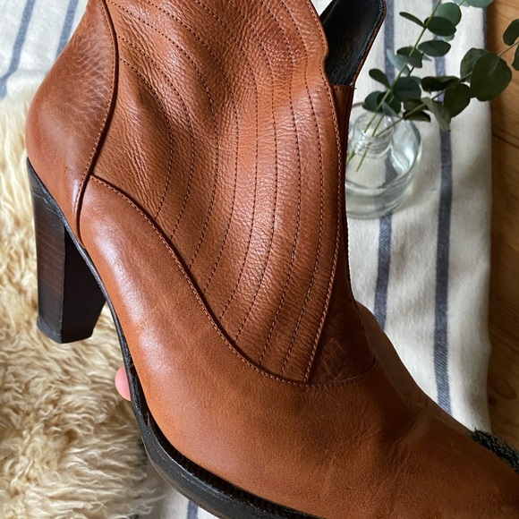 🇦🇷 leather Cognac Booties with Wood Heel - Picture 6 of 14
